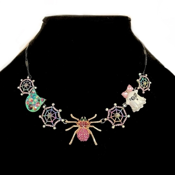 🔹️Betsey Johnson 🔹️Halloween spiders ghost Necklace ✨️🕸 - Picture 1 of 7